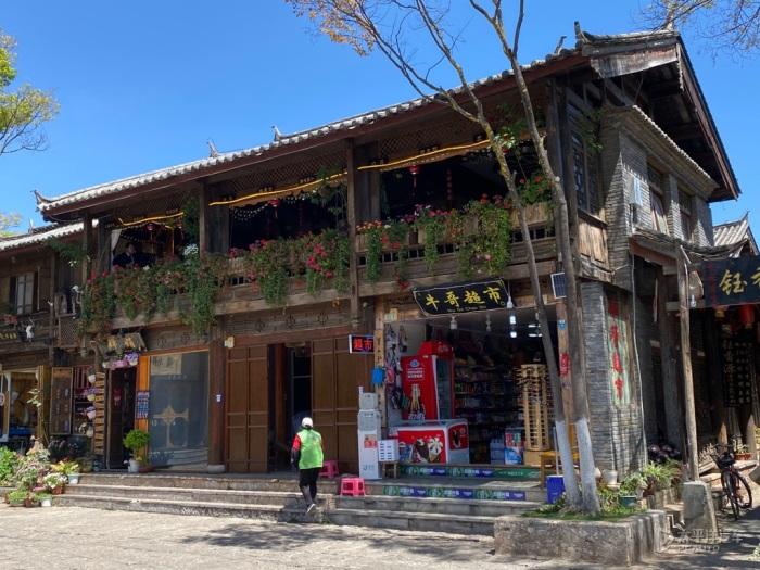 女子理发店哭诉头发被剪坏，理发69元索赔1000元：就这还当店长呢？