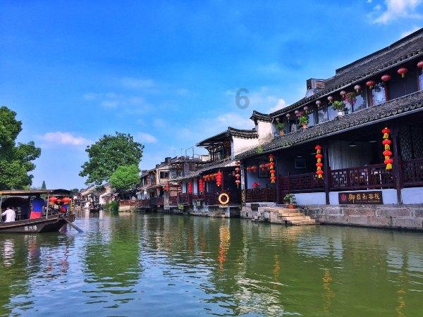 美食佳肴满桌摆,团圆喜庆乐无边